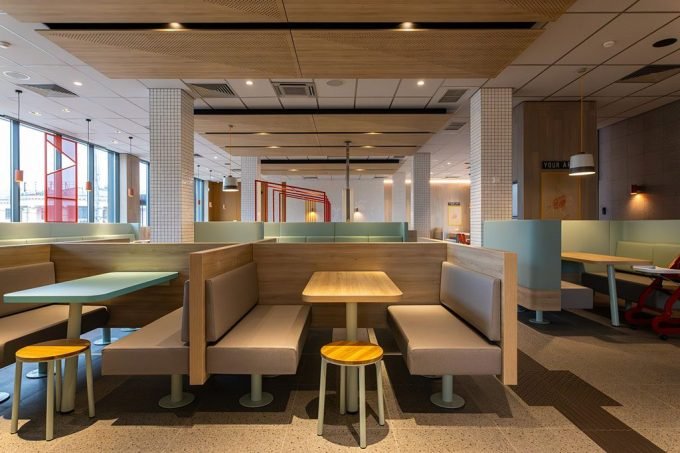 Ресторан Mcdonalds на залізничному вокзалі