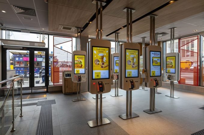 Ресторан Mcdonalds на залізничному вокзалі