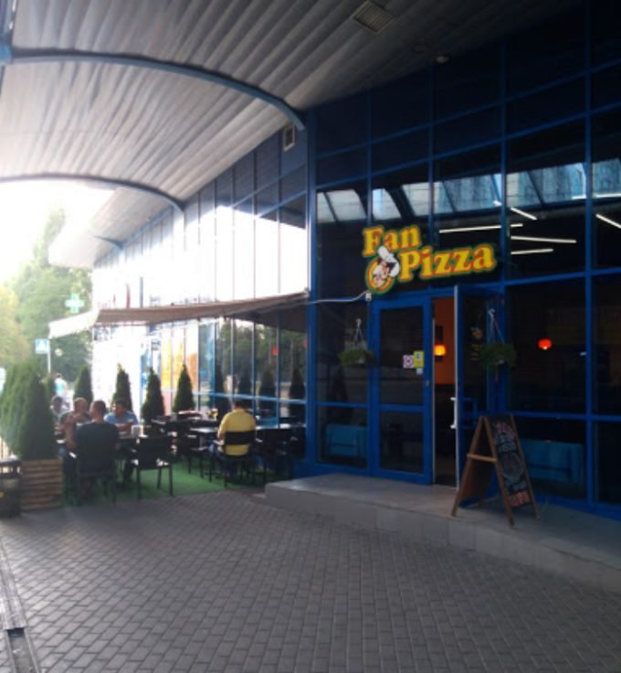 Пиццерия Fan-Pizza на Л.Курбаса - фасад и летняя площадка