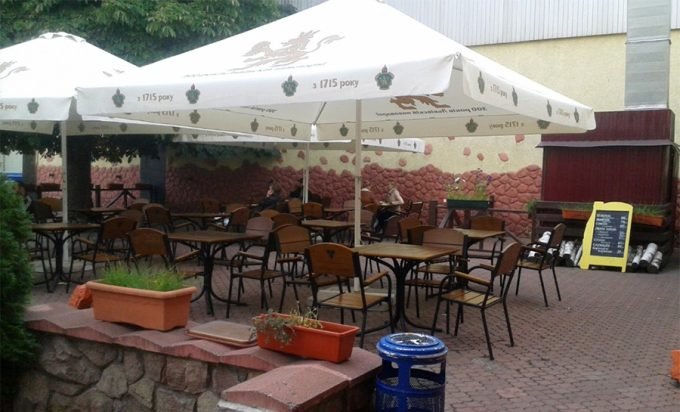 Ресторан Grillitza на м. Нивки - летняя площадка
